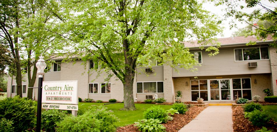 Country Aire Apartments in Hartland, WI - Foto de edificio