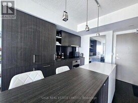 88 Harbour St in Toronto, ON - Building Photo