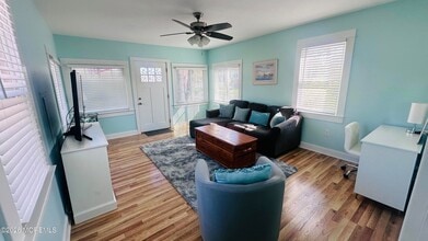 402 Maple Dr in Belford, NJ - Foto de edificio - Building Photo