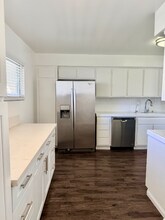 17440 Burbank Blvd in Los Angeles, CA - Foto de edificio - Building Photo