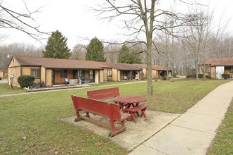 Andover Apartments in Andover, OH - Foto de edificio - Building Photo