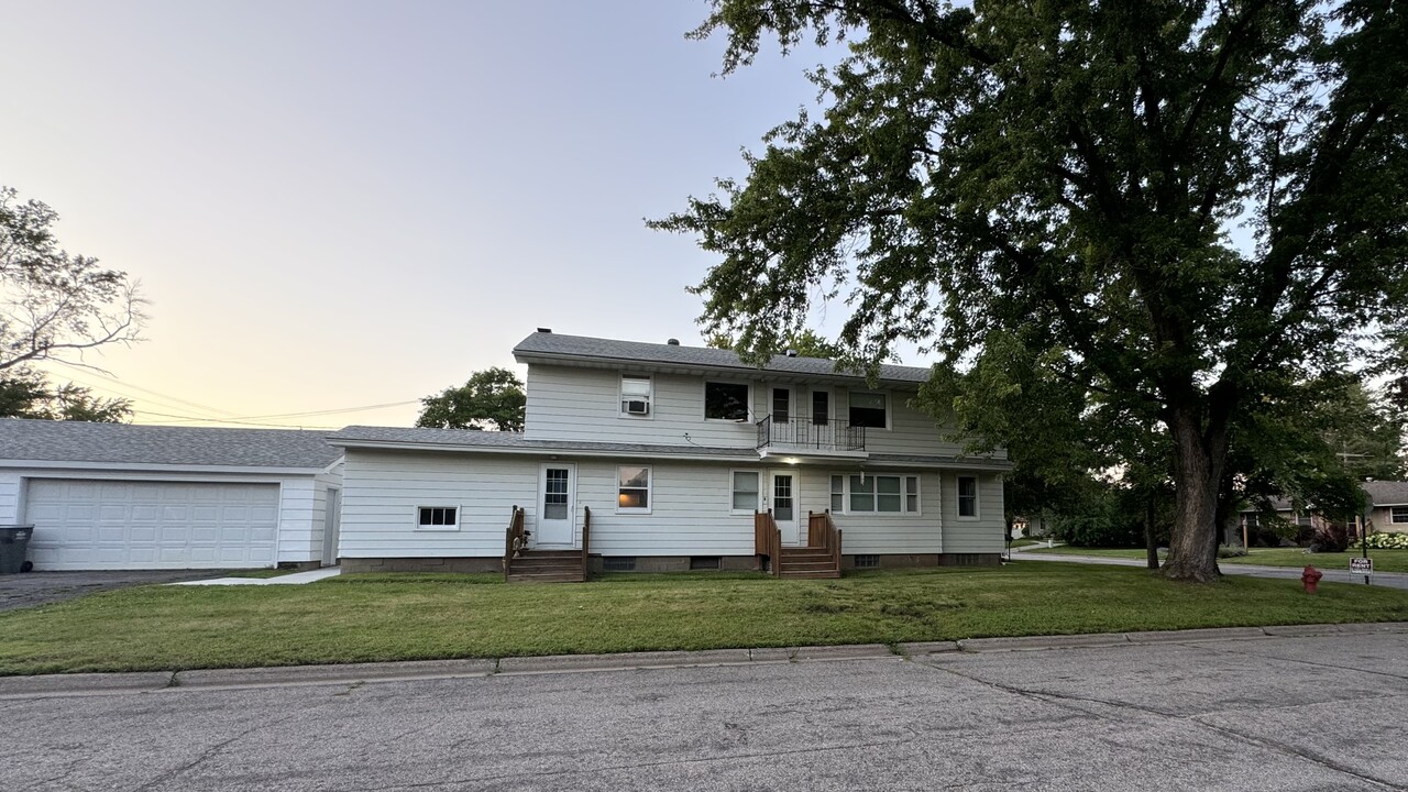 260 5th Ave SE in Milaca, MN - Building Photo