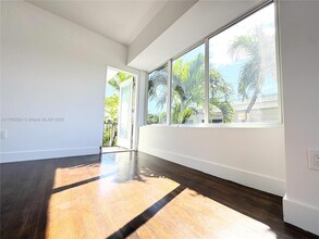 7325 Byron Ave in Miami Beach, FL - Building Photo - Building Photo