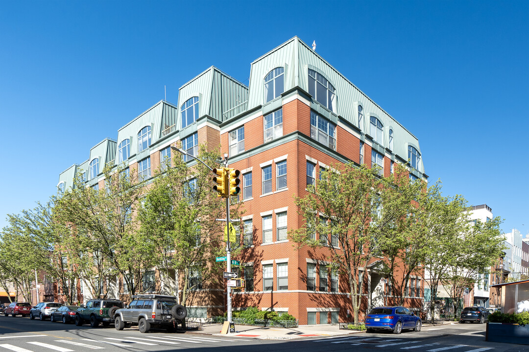 Roebling Square at North 8th in Brooklyn, NY - Foto de edificio