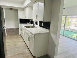 6900 NW 78th St in Tamarac, FL - Foto de edificio - Building Photo