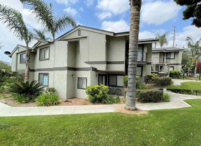 6 Dakota Dr in Ventura, CA - Building Photo - Building Photo