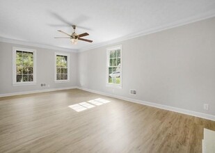 6894 Kerrie Way in Lithonia, GA - Foto de edificio - Building Photo