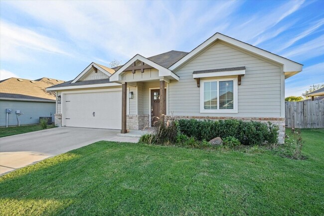 104 Arrowhead Dr in Sanger, TX - Building Photo - Building Photo