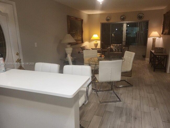 136 Lake Dora Dr in West Palm Beach, FL - Foto de edificio - Building Photo