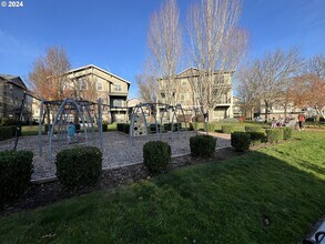 8734 NE Delamere Way in Beaverton, OR - Building Photo - Building Photo