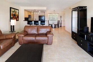 220 Kings Point Dr in Sunny Isles Beach, FL - Building Photo - Building Photo