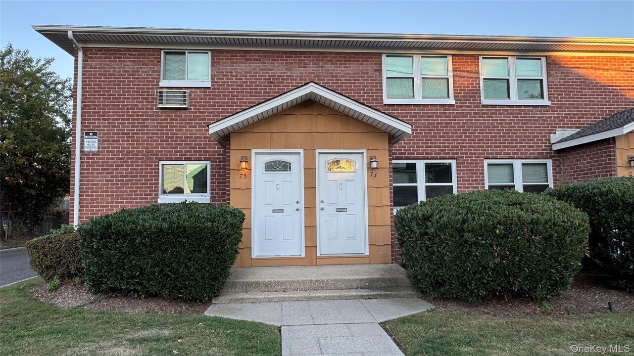 75 Lincoln Ave in Sayville, NY - Building Photo