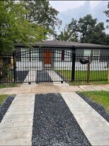 425 Plymouth St in Houston, TX - Building Photo