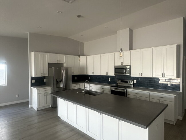 2527 E Broadway Rd in Phoenix, AZ - Building Photo - Building Photo