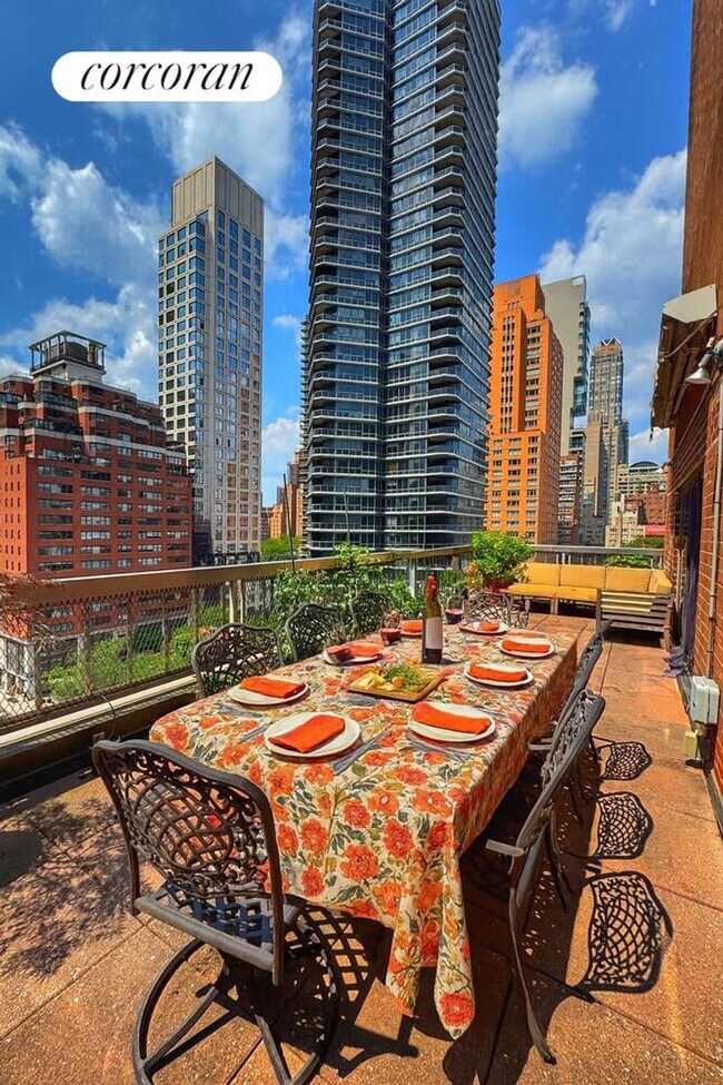 220 E 60th St in New York, NY - Building Photo - Building Photo