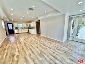 15 Quarterdeck St in Marina Del Rey, CA - Building Photo - Building Photo