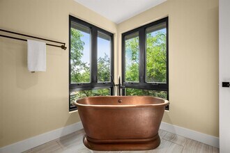 1405 Parkinson Dr in Austin, TX - Building Photo - Building Photo