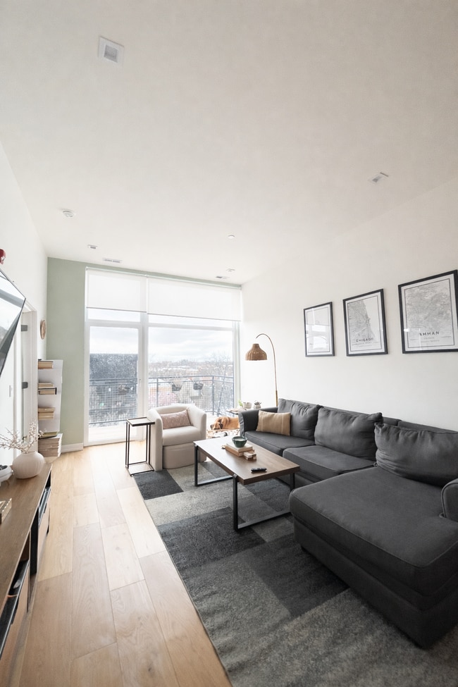 4513 N Clark St, Unit 507 in Chicago, IL - Building Photo - Building Photo