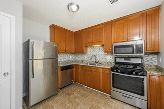 780 Pine Shoals Ct in Atlanta, GA - Building Photo - Building Photo
