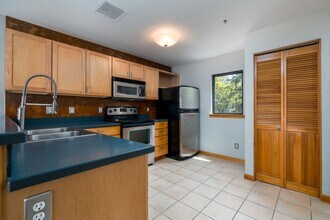 820 NW Naito Pkwy in Portland, OR - Building Photo - Building Photo