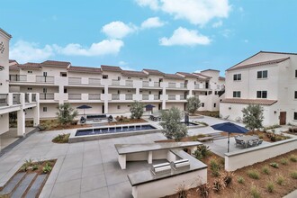 Coastal Village Apartments in Oxnard, CA - Foto de edificio - Building Photo