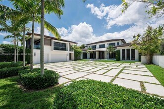 9000 SW 63rd Ct in Pinecrest, FL - Foto de edificio - Building Photo