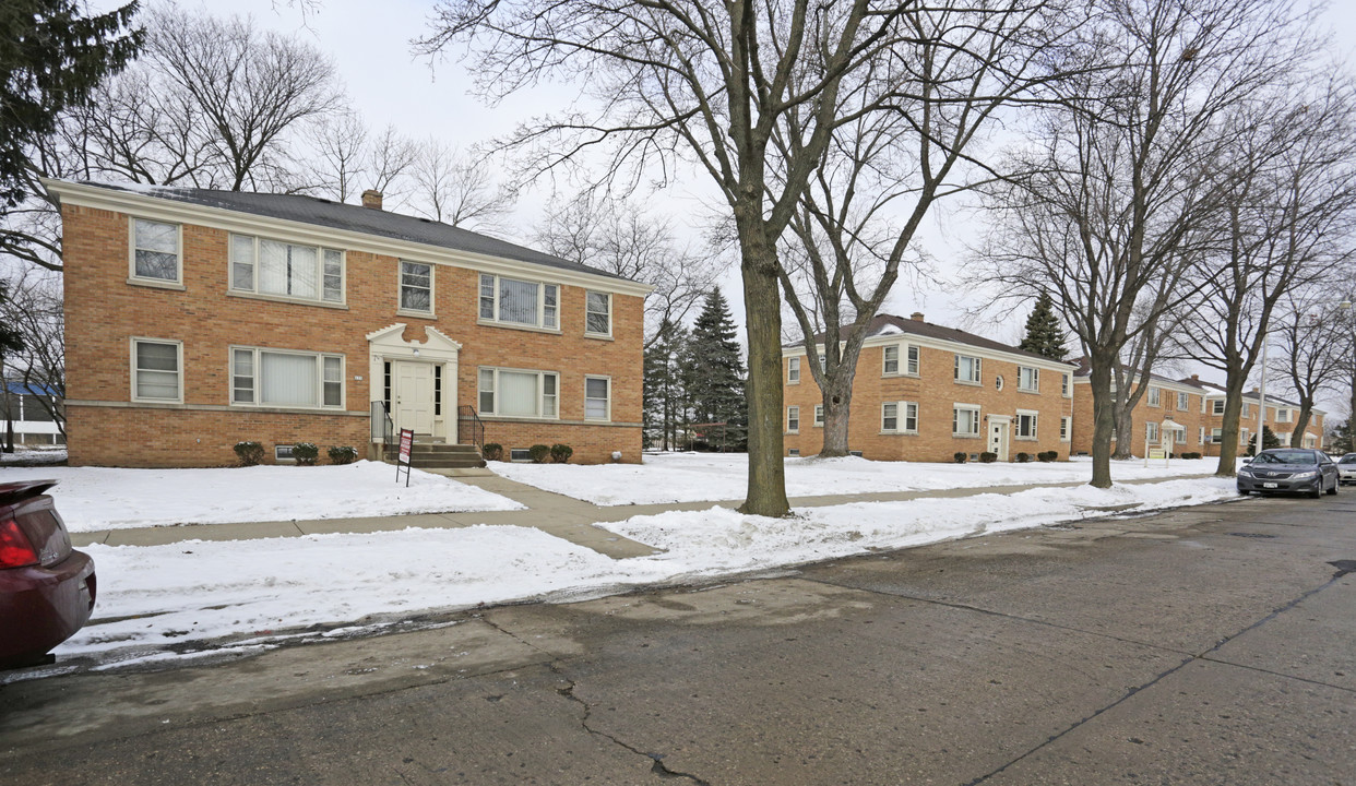 Blue Mound Crossing in Milwaukee, WI - Building Photo