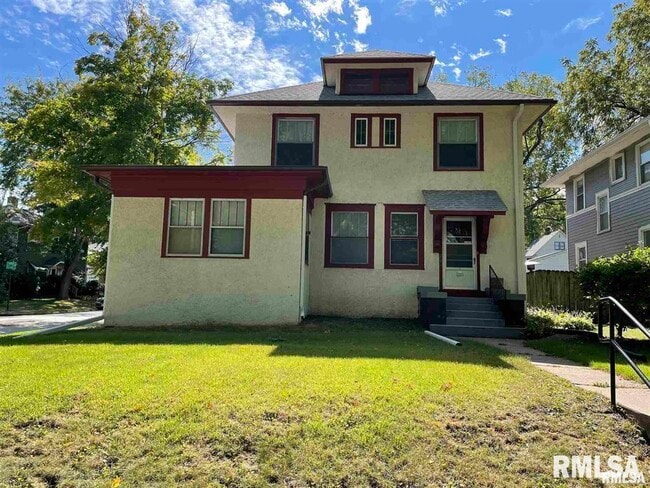 property at 221 E Dover Ct