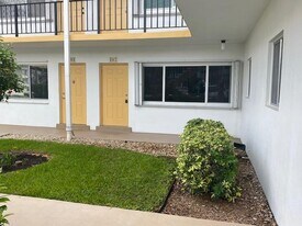 3360 Lake Osborne Dr in Lake Worth Beach, FL - Building Photo