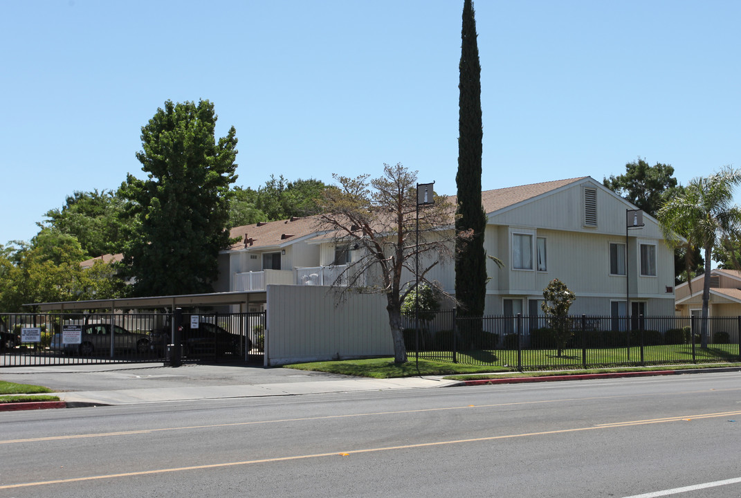 Carmel Crest in Fresno, CA - Building Photo