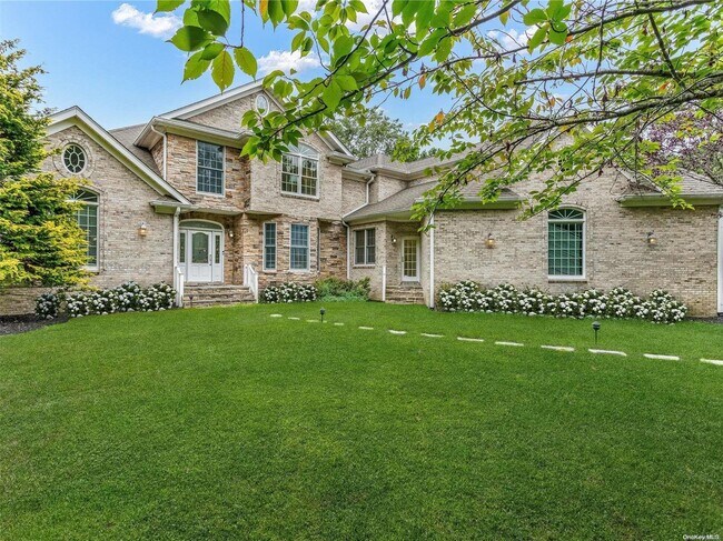 71 Corbett Dr in East Quogue, NY - Foto de edificio - Building Photo