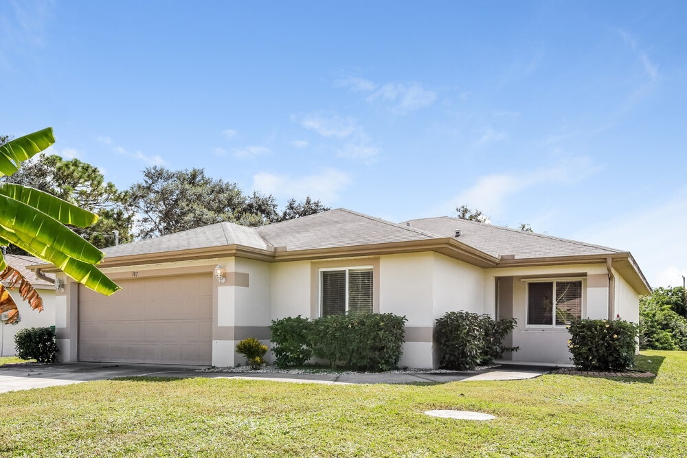 187 Cougar Way in Rotonda West, FL - Foto de edificio