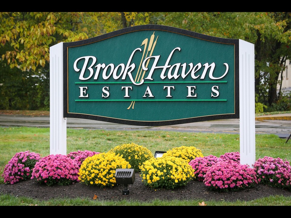 Brook Haven Estates in Attleboro, MA - Foto de edificio