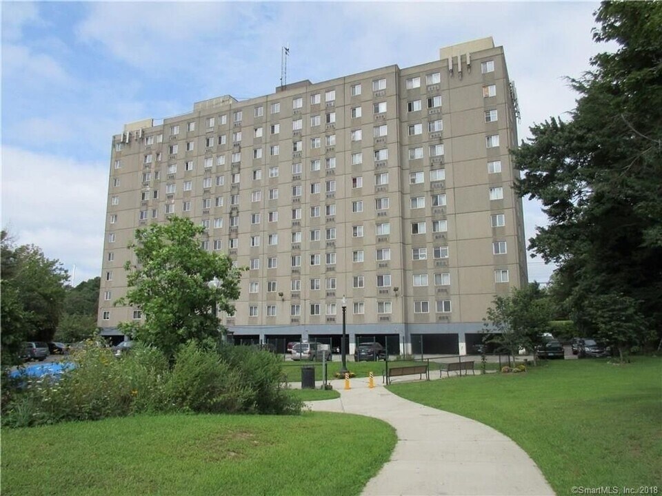 120 Huntington Turnpike in Bridgeport, CT - Building Photo