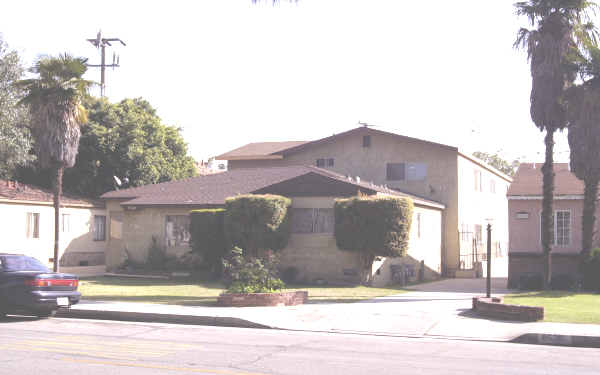 9532 Pinehurst Ave in South Gate, CA - Foto de edificio