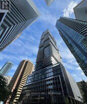 55 Charles St E in Toronto, ON - Building Photo