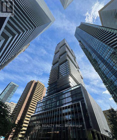 55 Charles St E in Toronto, ON - Building Photo