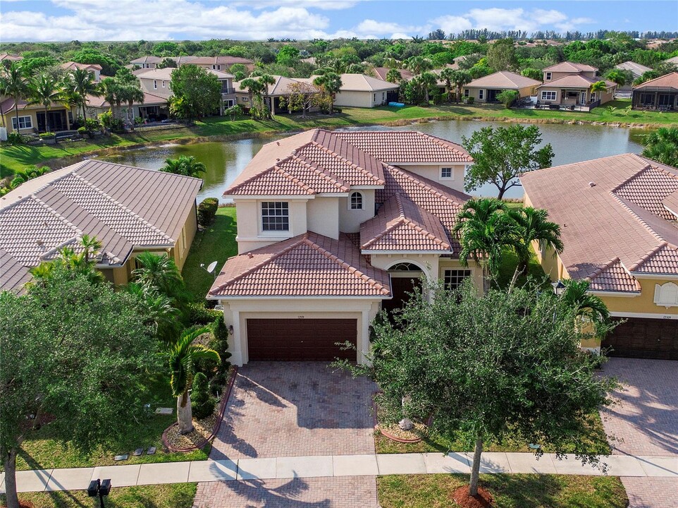 12319 NW 77th Mnr in Parkland, FL - Building Photo
