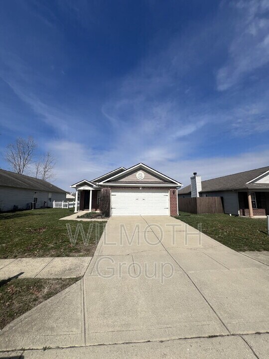 9680 Jackson Way in Avon, IN - Building Photo