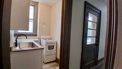 131 E 2nd St, Unit 5 Lower Back Efficiency in Fond du Lac, WI - Building Photo - Building Photo