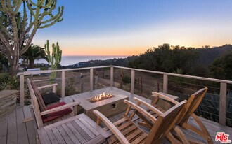 843 Enchanted Way in Los Angeles, CA - Building Photo