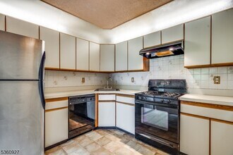 23 Taylor Dr in Franklin Park, NJ - Building Photo - Building Photo