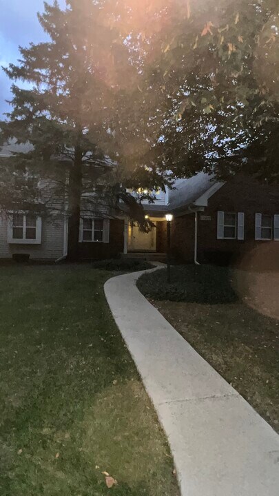 475 Scots Dr in Naperville, IL - Building Photo