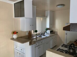 1221 S Sherbourne Dr in Los Angeles, CA - Foto de edificio - Building Photo