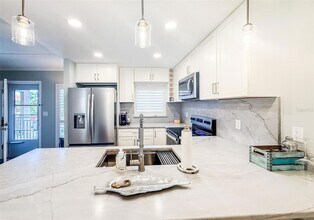 845 Benjamin Franklin Dr, Unit 202 in Sarasota, FL - Building Photo - Building Photo