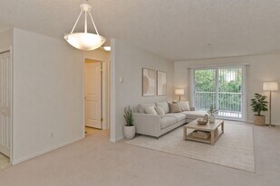 Somerset Pointe in Calgary, AB - Building Photo