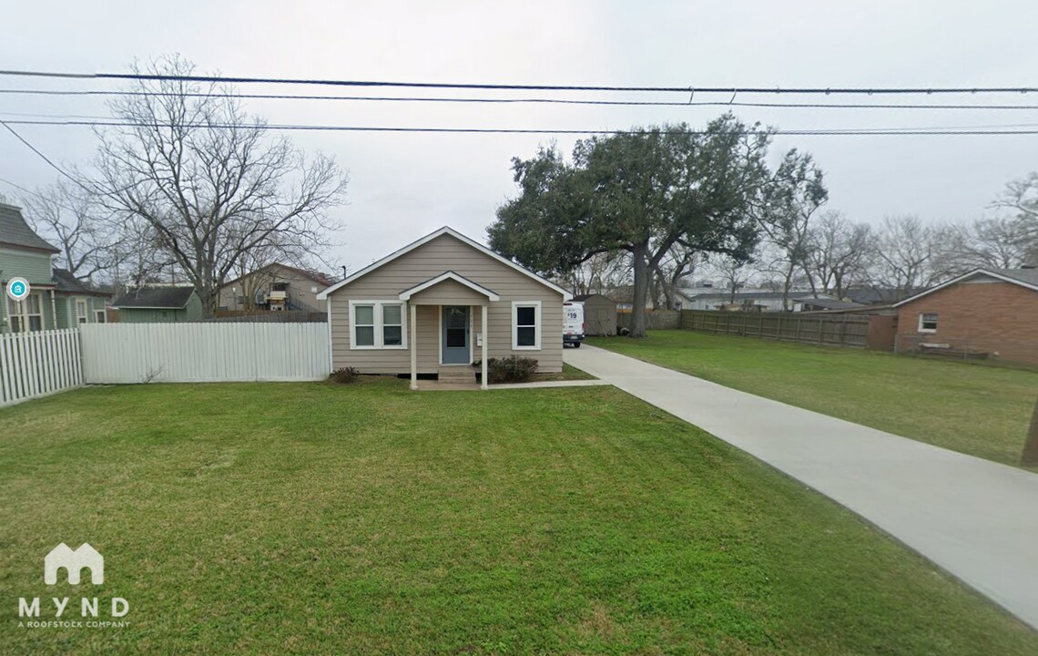 119 E Dumble St in Alvin, TX - Building Photo