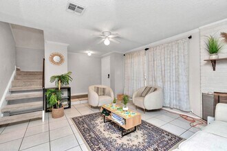 5837 W Sunforest Dr in Houston, TX - Building Photo - Building Photo