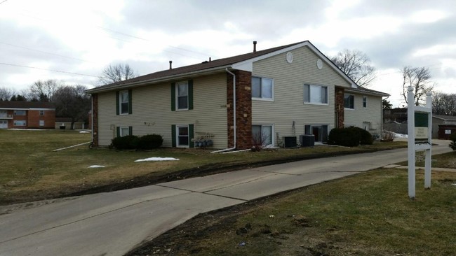 1125-1133 Dixon Dr in Waterloo, IA - Building Photo - Building Photo