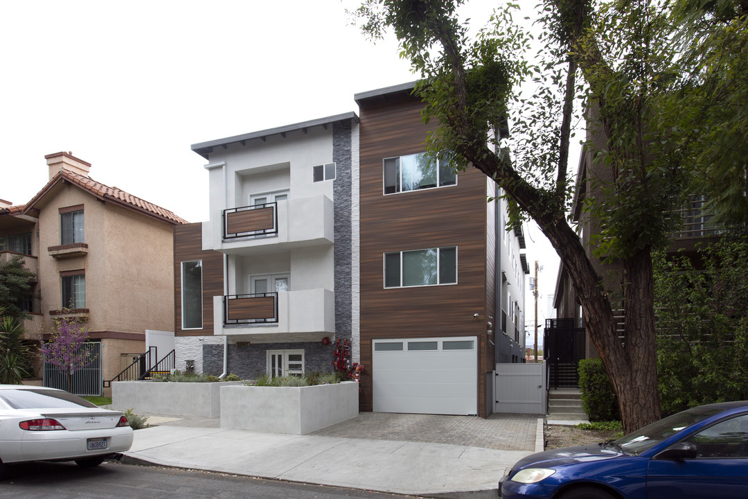 22425 Del Valle St in Woodland Hills, CA - Building Photo